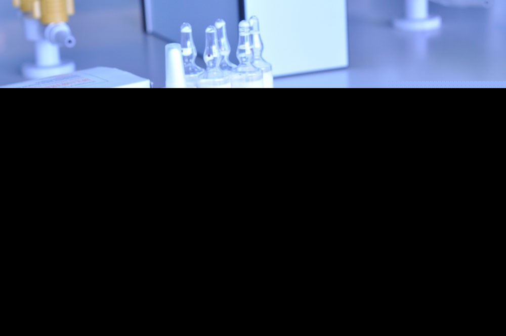办公桌上的医疗器材